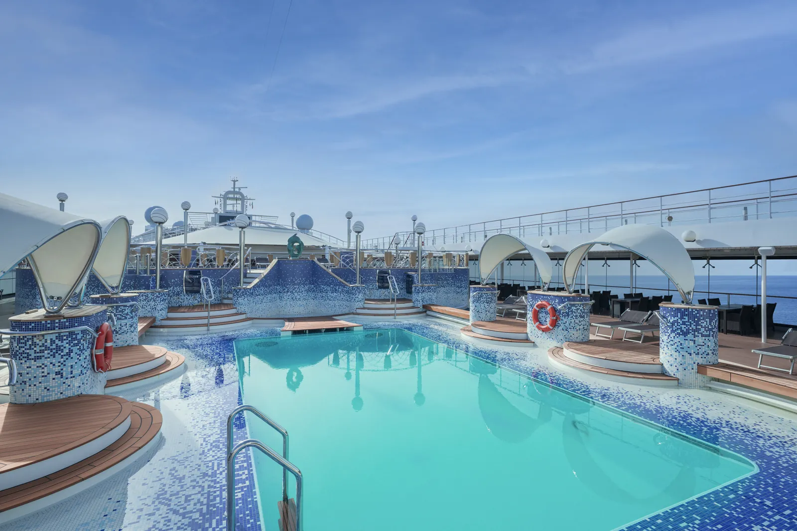 Convés com piscina do MSC Música