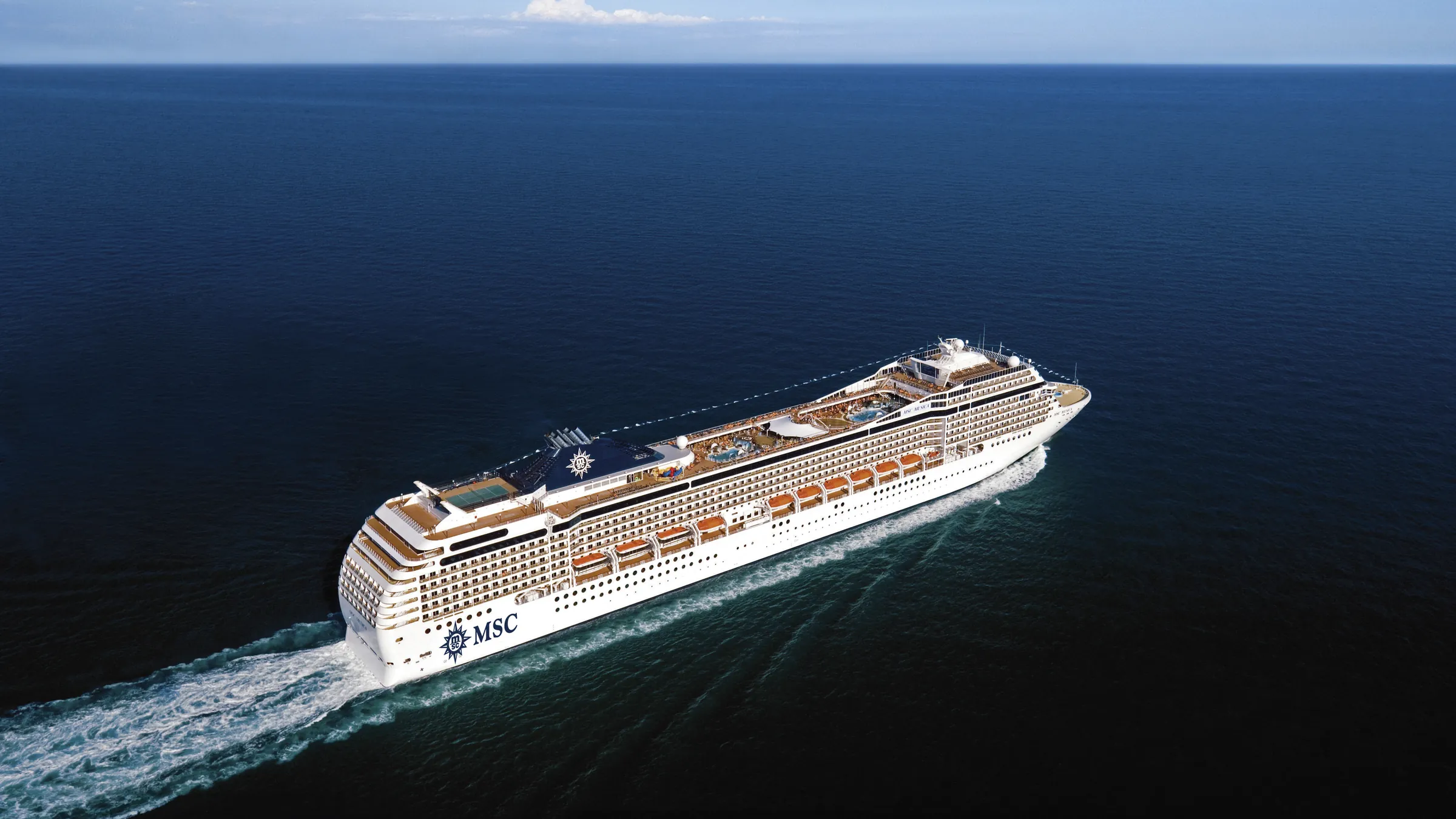 O MSC Música navegando em mar aberto, visto de cima