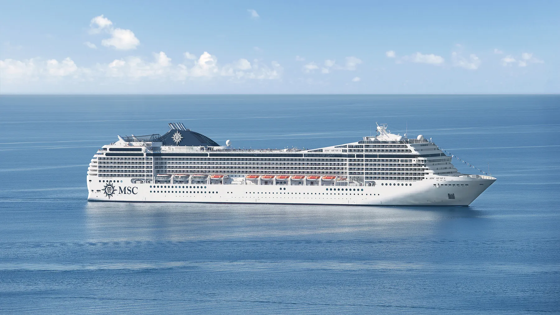 MSC Música ancorado próximo à costa